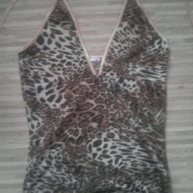 Tygrovaný top přes krk se zlatým olemováním a zavazováním vzadu