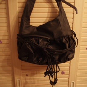 Černá dámská kabelka přes rameno - foto č. 1