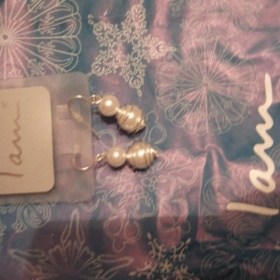 Naušnice béžové perličky značky I am