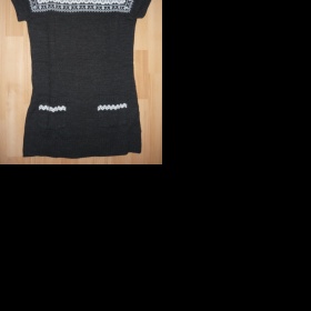 Jak nosit delší svetřík s krátkými rukávy? Co k němu?