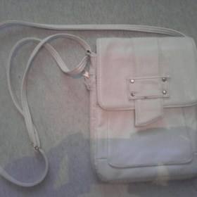 Bílá taštička přes rameno