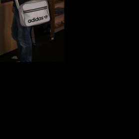 Bílá kabela značky Adidas