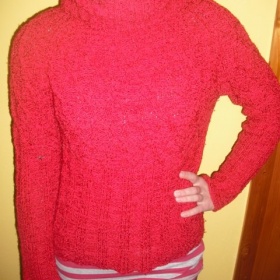 Červený teplý rolák zářivé barvy