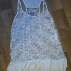 Průhledné krajkové delší tílko bílé barvy Fishbone