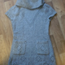 Šedý prodloužený svetr s krát. rukávama a velkým rolákem značka neznámá