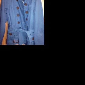 Kombinace barev k modrému trenčkotu