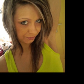 Světle hnědý melír v tmavě hnědých vlasech, tón v tónu