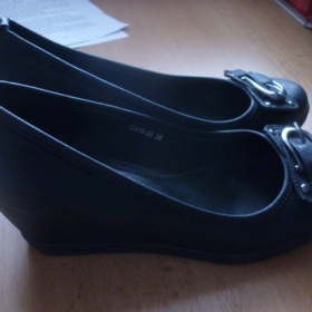 Černé boty na klínku s přezkou