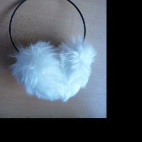 Bílé klapky na uši