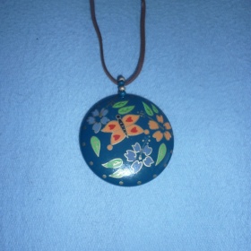 Náhrdelník na šňůrce s malovaným dřevěným kolečkem Takko