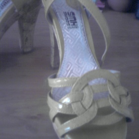 Žluté letní páskové lodičky