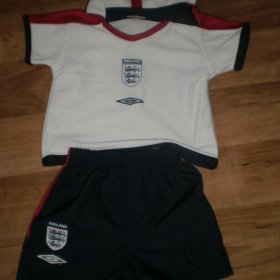 Modro-bílo-červený sportovní komplet pro malého sportovce  Umbro