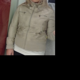 Co k béžové kožené bundě