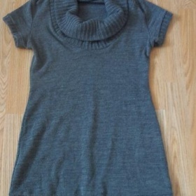 Šedý svetřík s krátkým rukávem neznámé značky