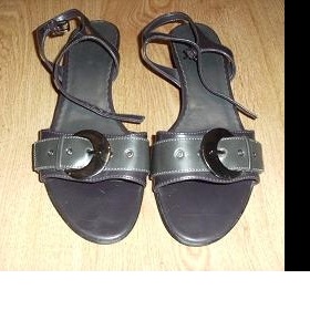 Fialové pantoflíčky.