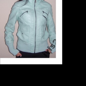 Jaké doplňky ke světle tyrkysové bundě?