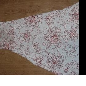 Bíločervené letní šaty s Včkovým výstřihem-Reserved