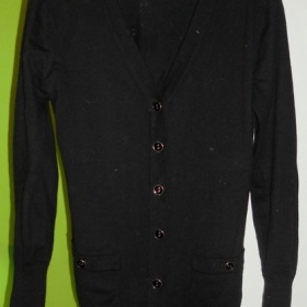 Delší černý svetr na knoflíčky Amisu