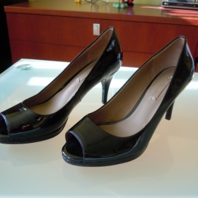 Černé lakované lodičky s otevřenou špičkou Zara