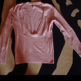 Růžový svetr značky s.Oliver