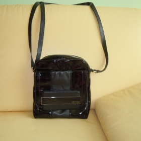 Černá Guess crossbody