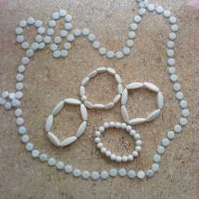 Bílé korálkové náramky a náhrdelník