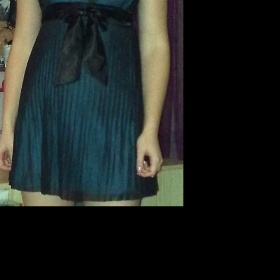 Líčením k tyrkysovo-černým šatům