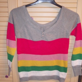 Barevný svetřík s perličkami