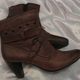 Krátké (kotníkové) kozačky k sukni