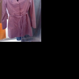 Barvy k fialovému trench coatu