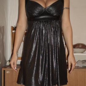 Černé lesklé šaty - Amisu