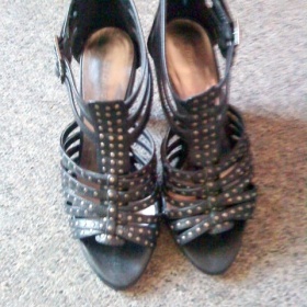 Černé gladiátorky na podpatku značky Deichmann