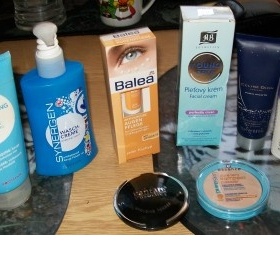 Velká sada kosmetiky všeho druhu
